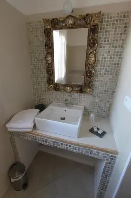 Salle de bains dans l'établissement A MANDRIA, appartements avec cuisine 30m2, patio, vue Montagnes et citadelle, 5 minutes à pied du centre ville et des rivières