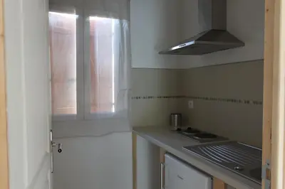 Cuisine ou kitchenette dans l'établissement A MANDRIA, appartements avec cuisine 30m2, patio, vue Montagnes et citadelle, 5 minutes à pied du centre ville et des rivières