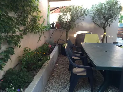 Jardin de l'établissement A MANDRIA, appartements avec cuisine 30m2, patio, vue Montagnes et citadelle, 5 minutes à pied du centre ville et des rivières