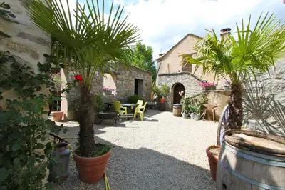Jardin de l'établissement A MANDRIA, appartements avec cuisine 30m2, patio, vue Montagnes et citadelle, 5 minutes à pied du centre ville et des rivières