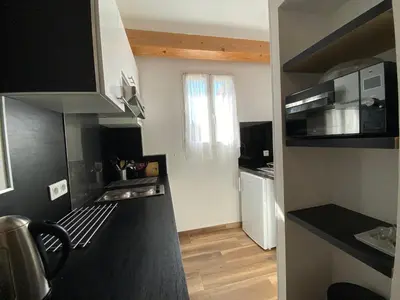 Cuisine ou kitchenette dans l'établissement A MANDRIA, appartements avec cuisine 30m2, patio, vue Montagnes et citadelle, 5 minutes à pied du centre ville et des rivières