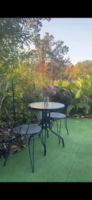 Jardin de l'établissement Les pieds dans l eau de Betty Ghisonaccia plage 50 m