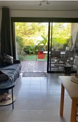 Coin salon dans l'établissement Les pieds dans l eau de Betty Ghisonaccia plage 50 m