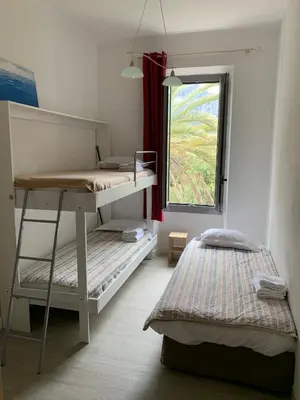 Un ou plusieurs lits dans un hébergement de l'établissement Hôtel Colombo- Porto Corse
