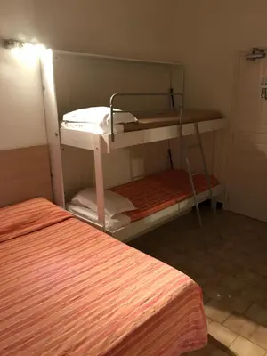 Un ou plusieurs lits dans un hébergement de l'établissement Hôtel Colombo- Porto Corse