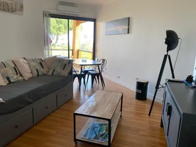 Coin salon dans l'établissement Residence Santa Lucia, studio avec piscine , vue mer et pied dans l'eau , Moriani-Plage