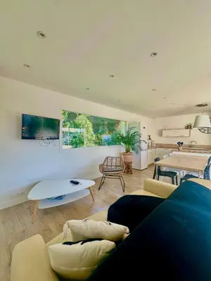 Coin salon dans l'établissement VILLA JUWEN