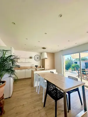 Cuisine ou kitchenette dans l'établissement VILLA JUWEN