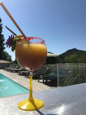 Piscine de l'établissement Hôtel Restaurant Les Chasseurs ou située à proximité