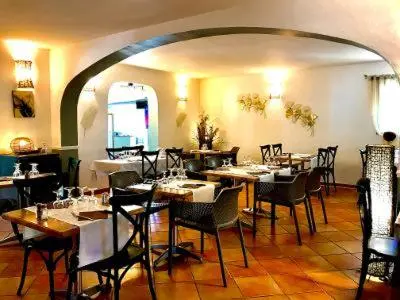 Restaurant ou autre lieu de restauration dans l'établissement Hôtel Restaurant Les Chasseurs