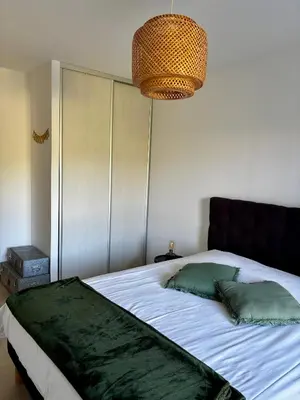 Un ou plusieurs lits dans un hébergement de l'établissement Appartement AMBRE T2 a 100 Métres de la Mer