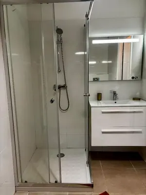 Salle de bains dans l'établissement Appartement AMBRE T2 a 100 Métres de la Mer