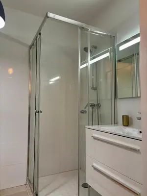 Salle de bains dans l'établissement Appartement AMBRE T2 a 100 Métres de la Mer