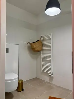 Salle de bains dans l'établissement Appartement AMBRE T2 a 100 Métres de la Mer