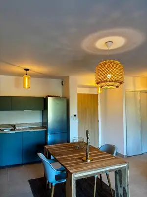 Cuisine ou kitchenette dans l'établissement Appartement AMBRE T2 a 100 Métres de la Mer