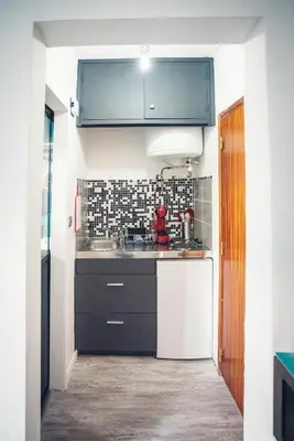 Cuisine ou kitchenette dans l'établissement Studio cosy les pieds dans l'eau, climatisé, Parking privé, Vue montagne