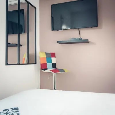 Télévision ou salle de divertissement dans l'établissement Studio cosy les pieds dans l'eau, climatisé, Parking privé, Vue montagne