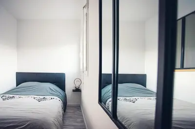 Un ou plusieurs lits dans un hébergement de l'établissement Studio cosy les pieds dans l'eau, climatisé, Parking privé, Vue montagne
