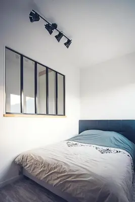 Un ou plusieurs lits dans un hébergement de l'établissement Studio cosy les pieds dans l'eau, climatisé, Parking privé, Vue montagne