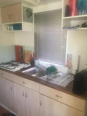 Cuisine ou kitchenette dans l'établissement Mobil home climatisé, bord de mer Macinaggio