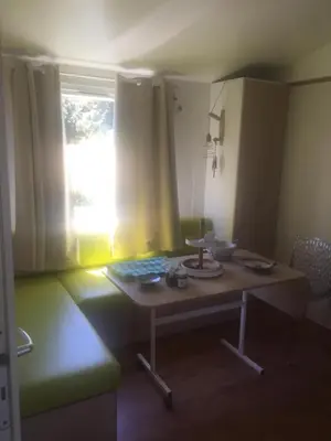 Coin salon dans l'établissement Mobil home climatisé, bord de mer Macinaggio