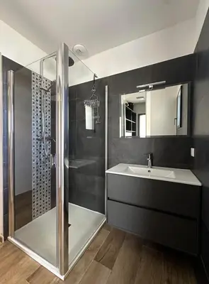 Salle de bains dans l'établissement VILLA BENOA