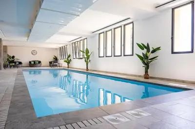 Piscine de l'établissement Hôtel Le Bastia ou située à proximité
