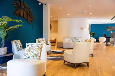 Coin salon dans l'établissement Hôtel Le Bastia