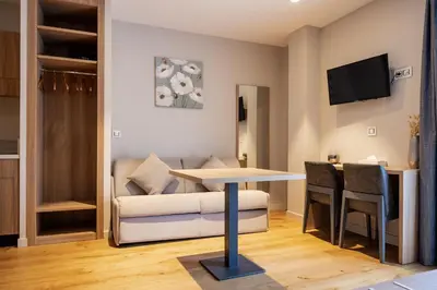 Télévision ou salle de divertissement dans l'établissement Hôtel Le Bastia
