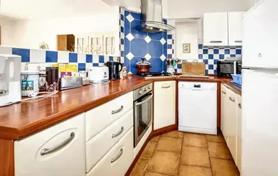 Cuisine ou kitchenette dans l'établissement Villa ensoleillée & Piscine privée à Aléria