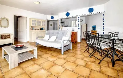 Coin salon dans l'établissement Villa ensoleillée & Piscine privée à Aléria