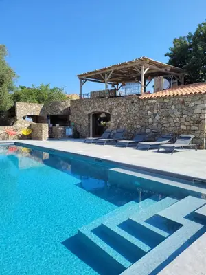Piscine de l'établissement La Bergerie ou située à proximité