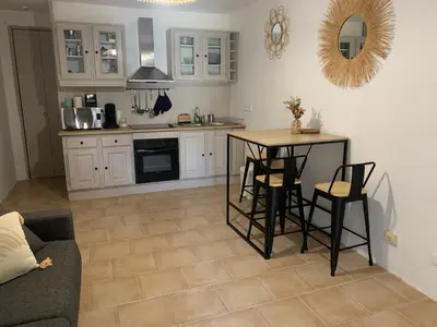 Cuisine ou kitchenette dans l'établissement Studio tout équipé de 27m2, à 100m de la mer, et 500m des commerces