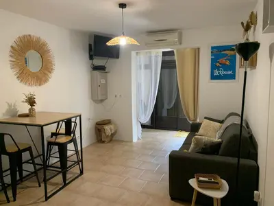 Coin salon dans l'établissement Studio tout équipé de 27m2, à 100m de la mer, et 500m des commerces