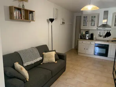 Cuisine ou kitchenette dans l'établissement Studio tout équipé de 27m2, à 100m de la mer, et 500m des commerces