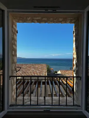 Vue générale sur la mer ou vue sur la mer prise depuis l'appartement