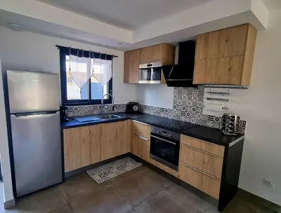 Cuisine ou kitchenette dans l'établissement Maison U nidu à 500m de la mer