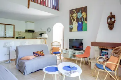 Télévision ou salle de divertissement dans l'établissement Villa Bossangoa