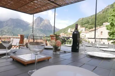 Vue générale sur la montagne ou vue sur la montagne depuis la maison de vacances