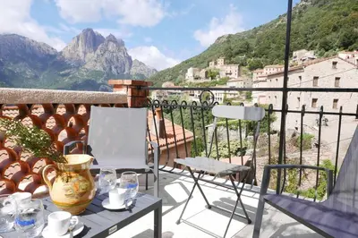Vue générale sur la montagne ou vue sur la montagne depuis la maison de vacances