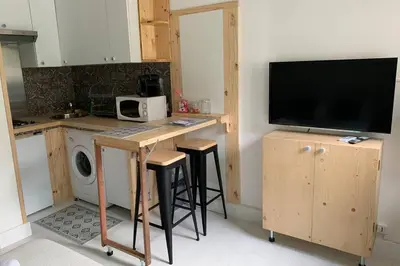 Cuisine ou kitchenette dans l'établissement Charmant petit studio en centre ville
