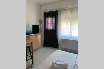 Télévision ou salle de divertissement dans l'établissement Charmant petit studio en centre ville
