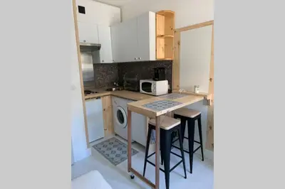 Cuisine ou kitchenette dans l'établissement Charmant petit studio en centre ville