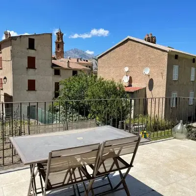 Maison au centre d'un village typique