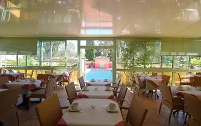 Restaurant ou autre lieu de restauration dans l'établissement Hotel Cyrnea