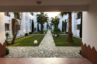 Jardin de l'établissement Moriani-Plage : Résidence en bord de mer