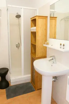 Salle de bains dans l'établissement Moriani-Plage : Résidence en bord de mer