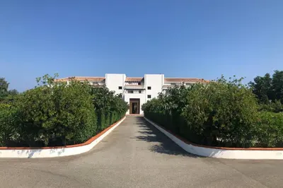 Jardin de l'établissement Moriani-Plage : Résidence en bord de mer