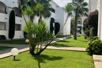 Jardin de l'établissement Moriani-Plage : Résidence en bord de mer