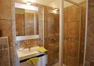 Salle de bains dans l'établissement A Balamata